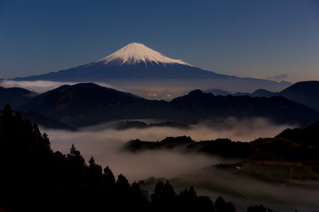 静岡市吉原から月光に照らされた富士山と雲海