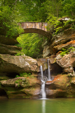 Fototapeta Waterfall and bridge in Hocking Hills State Park, Ohio, USA