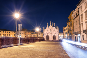 Fototapeta na wymiar Santa Maria del Spina Church at night in Pisa old town