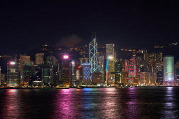 Obraz premium cityscape of night skyline and lighting show in hong kong