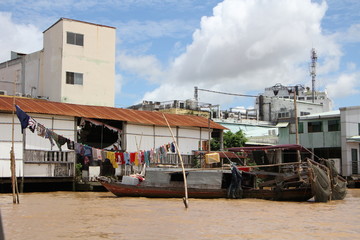Fototapeta na wymiar Barche e abitazioni sul delta del Mekong in vietnam