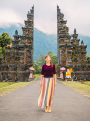 Obraz premium Young woman with tradition Balinese architecture in Bali