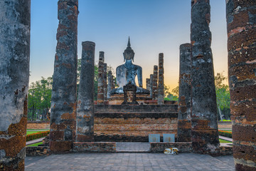 Fototapeta na wymiar Sunrise at temple (Thailand)