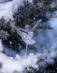  елочная игрушка в форме балерины на еловой ветке