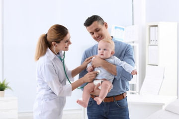 Obraz premium Man with his baby visiting children's doctor in hospital