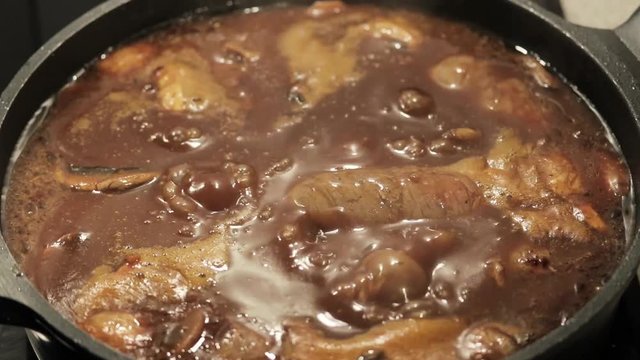 Rinderrouladen schmoren im kochtopf