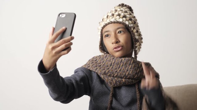 Asian girl using smartphones to take pictures, Asian girl are posting  for selfies.