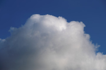 Blauer Himmel und weiße Wolke - Stockfoto