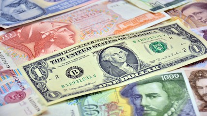 Fototapeta na wymiar Billete de un dólar, y divisas de otros países