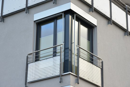 Glastüren mit Metall-Sicherheits-Geländer an moderner Neubau-Hausfront