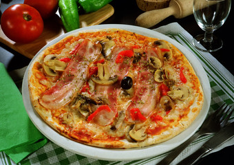 Pizza con tomate, queso, pimientos, champiñones y Beicon..