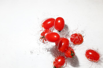 Naklejka na ściany i meble 水中のミニトマト