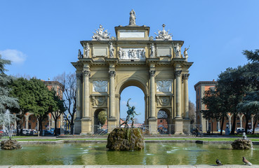 Obraz premium The triumphal arch in Florence is a monument of architecture in the neoclassical style. Nearby are the gates of St. Gall and the round fountain.