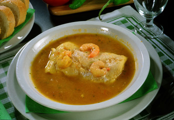 Un Plato de sopa de pescado y marisco.