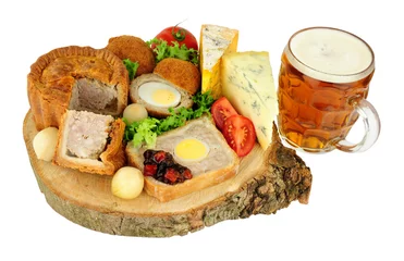Poster Traditionele ploughman& 39 s lunchbuffet ingrediënten met een pint bier geïsoleerd op een witte achtergrond © philip kinsey