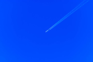 Flugzeug mit Kondensstreifen