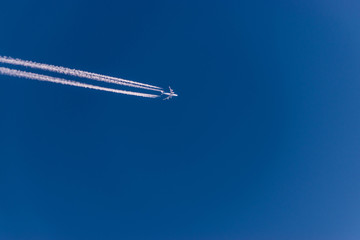 Fototapeta premium Airbus mit Kondensstreifen