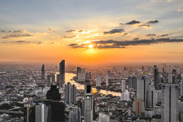 Fototapeta premium Bangkok city at sunset, Bangkok skyline at sunset, Bangkok Thailand.