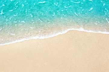 Fototapeten schöner Sandstrand und sanfte blaue Meereswelle © OHishi_Foto