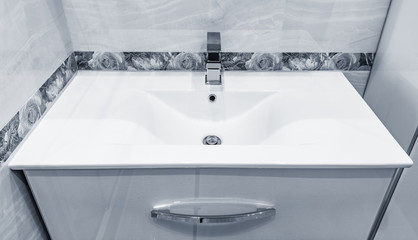 Close up image of the white sink in the bathroom.