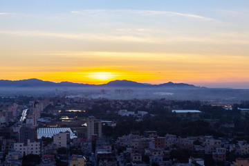 Fototapeta premium 新年 朝日 日の出 霧 薄い