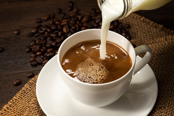 コーヒーにミルクをいれる