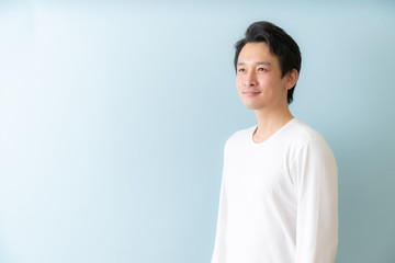 男性　見上げる