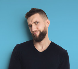 Obraz premium Emotional man posing on blue background