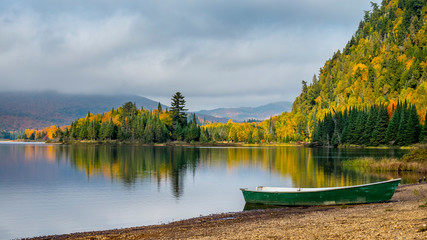 Naklejka premium Piękna jesienna sceneria w Parku Narodowym Mont Tremblant w pięknej prowincji Quebec w Kanadzie