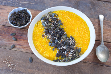 Kürbis-Polenta mit Körner	