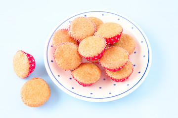Muffins in roten Backförmchen