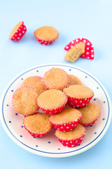 Muffins in roten Backförmchen