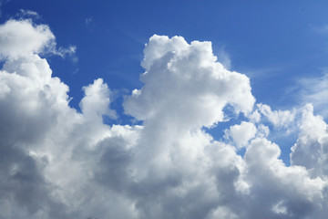 Obraz na płótnie Canvas 美しく晴れ渡る夏の青空にうかぶ入道雲