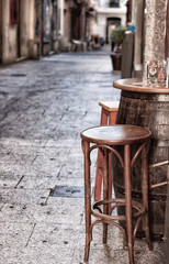 BANQUETAS DE BAR EN CALLE DEL CENTRO DE MADRID