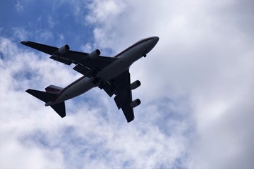 Fototapeta na wymiar Flugzeug im Vorbeiflug von unten fotografiert
