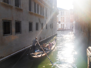 ヴェネチアのゴンドラとゴンドリエーレ