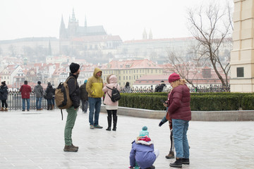 Obraz premium Tourists at the Charles bridge