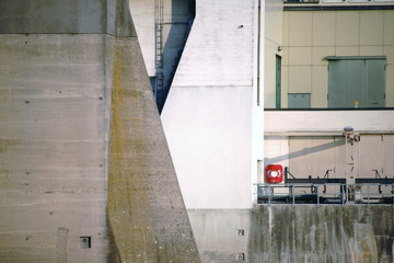 Betonwände Stauwehr  / Eine geschlossene Flussschleuse mit ruhendem Flusswasser und...