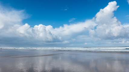Obraz premium blue sky with clouds reflected in water