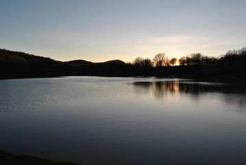 Fototapeta na wymiar Tramonto sul lago