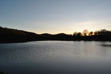 Fototapeta na wymiar Tramonto sul lago