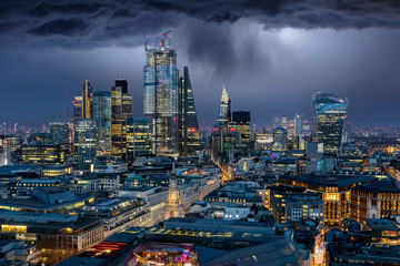 Fototapeta premium Unwetter über der Skyline der City von London, Finanzbezirk im Herzen der Stadt, Großbritannien