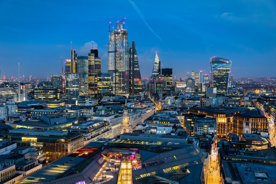 Die moderne Skyline der City von London am Abend, Großbritannien