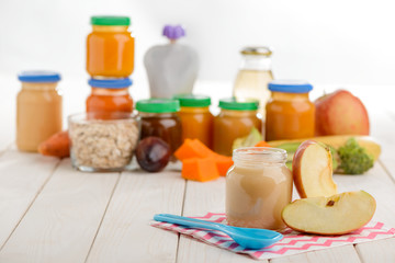 Obraz na płótnie Canvas Jar of puree, apple slice