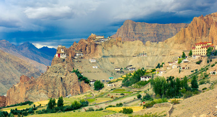 Fototapeta premium Dhankar Gompa - tybetański klasztor buddyjski w dolinie Spiti. Dhankar, Himachal Pradesh, Indie