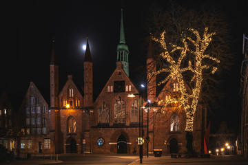 Fototapeta na wymiar Weihnachtsbeleuchtung und Vollmond über Lübeck