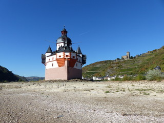 Fototapeta na wymiar Burg Pfalzgrafenstein von hinten mit Burg Gutenfels in Kaub / Rhein