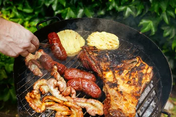 Handdoek met foto Grill / Barbecue Hand man neemt een worst met een vork op een barbecue-grill vlees  © simonmayer