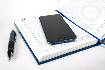 Automatic pen is next to the weekly. Smartphone, lie on the weekly, do not isolate.