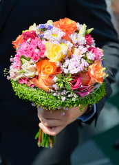 Brautstrauß mit bunten Blumen bei Hochzeit